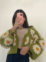 Carica l&#39;immagine nel visualizzatore di Gallery, Cardigan in lana Colossal Daisies
