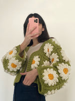 Carica l&#39;immagine nel visualizzatore di Gallery, Cardigan in lana Colossal Daisies
