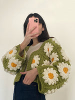 Charger l&#39;image dans la galerie, Colossal Daisies crocheted and hand-knitted cardigan
