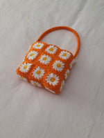 Charger l&#39;image dans la galerie, Love me-Love me not crochet mini bag
