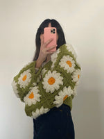Carica l&#39;immagine nel visualizzatore di Gallery, Cardigan in lana Colossal Daisies
